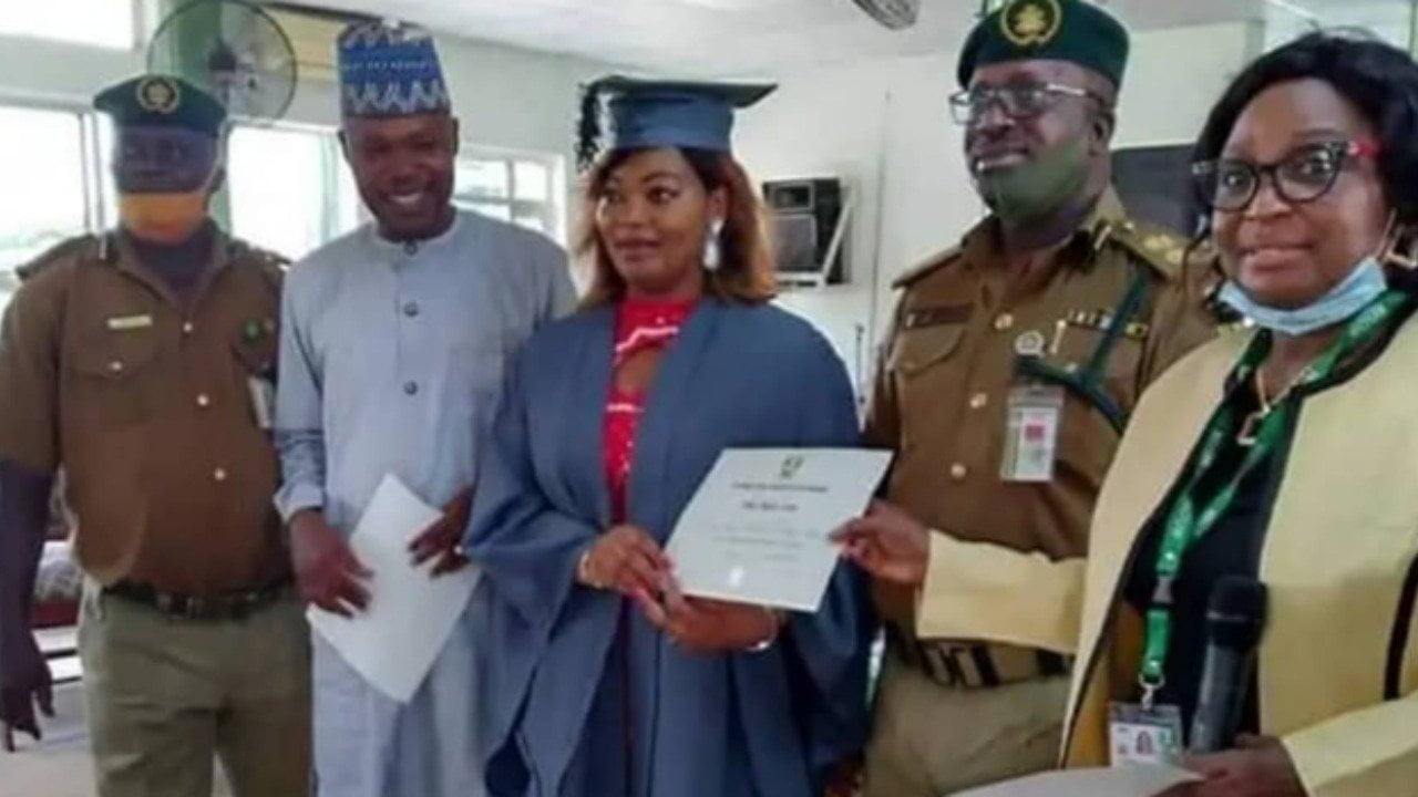 Female inmate Okike Chinyere bags best graduating student award from NOUN